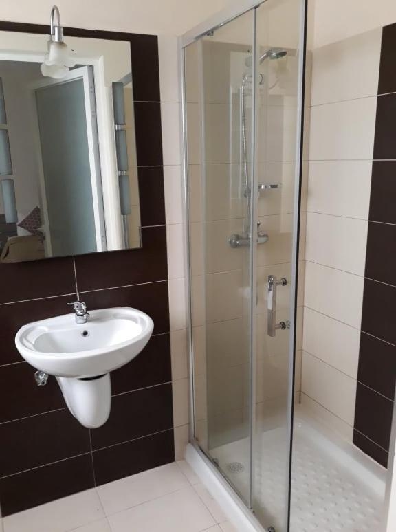 Seabreeze Holiday Guestrooms خليج سانت بول المظهر الخارجي الصورة